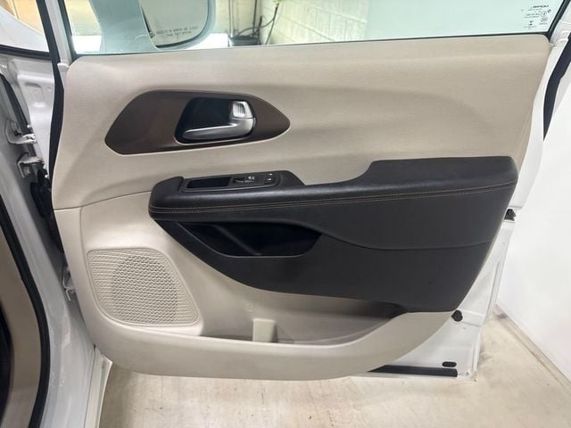 2017 Chrysler Pacifica Touring-L 4dr Wagon - 23039581 - 43