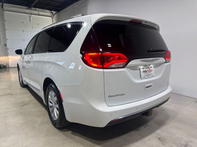 2017 Chrysler Pacifica Touring-L's photo