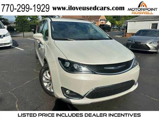 2017 Chrysler Pacifica Touring-L's photo