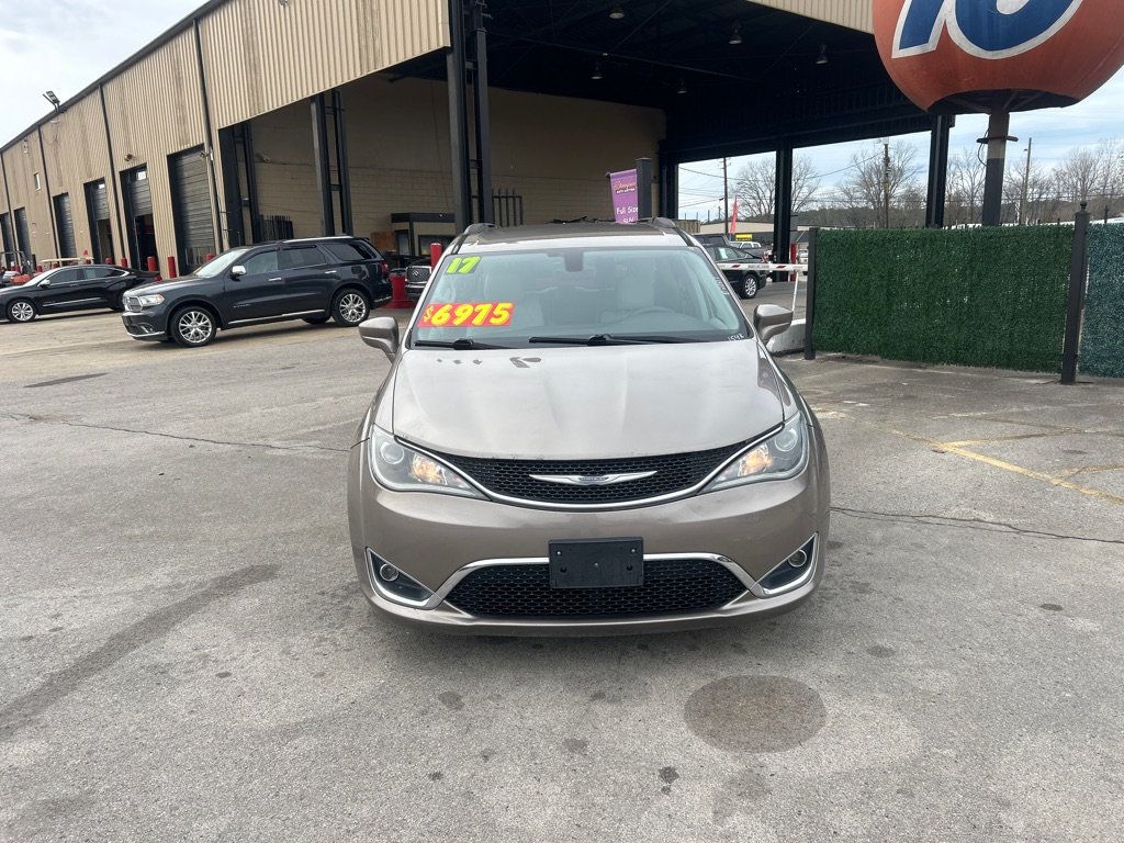 2017 Chrysler Pacifica Touring L photo 2