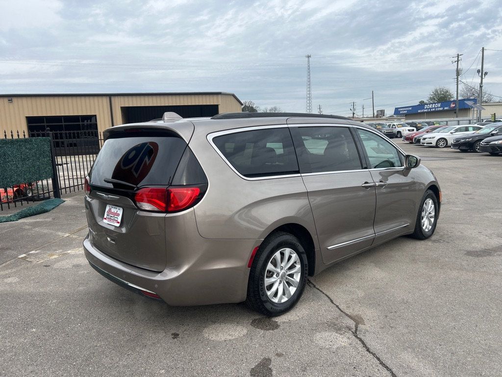 2017 Chrysler Pacifica Touring L photo 4