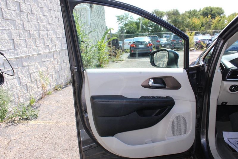 2017 Chrysler Pacifica Touring-L 4dr Wagon - 22914809 - 9