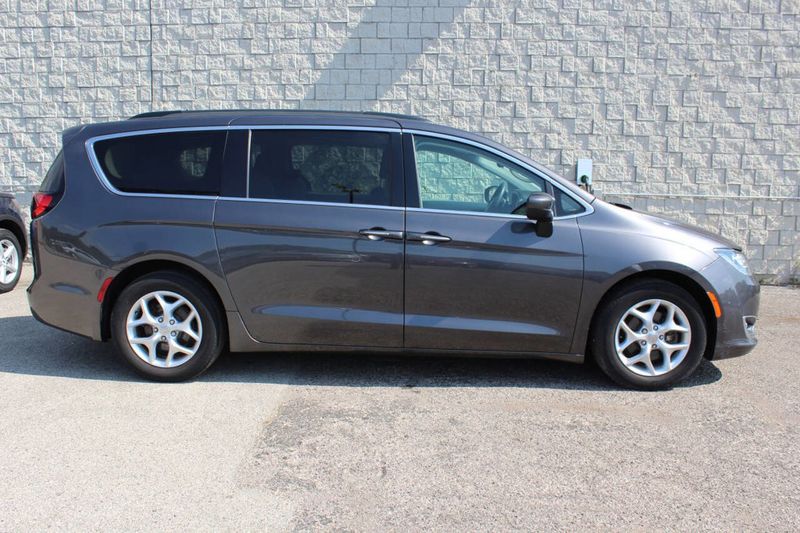2017 Chrysler Pacifica Touring-L 4dr Wagon - 22914809 - 5