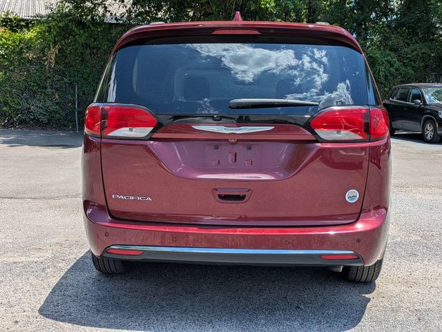 2017 Chrysler Pacifica Touring-L's photo