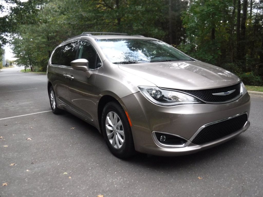2017 Chrysler Pacifica Touring L photo 2