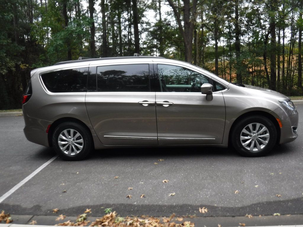 2017 Chrysler Pacifica Touring L photo 3