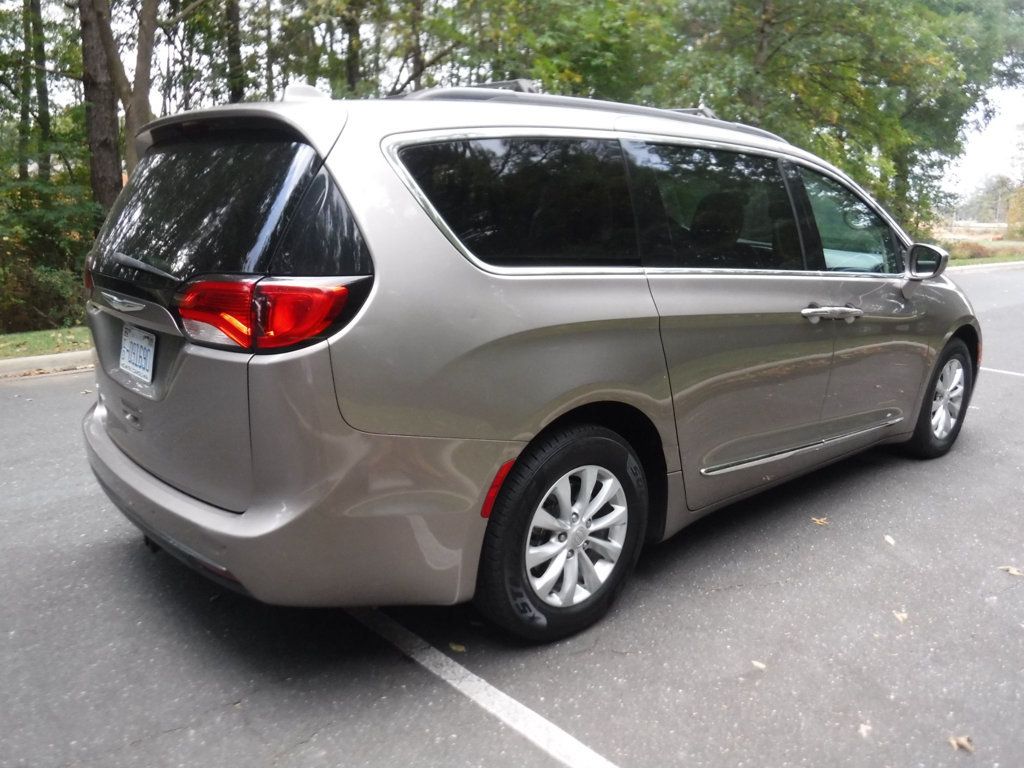 2017 Chrysler Pacifica Touring L photo 4