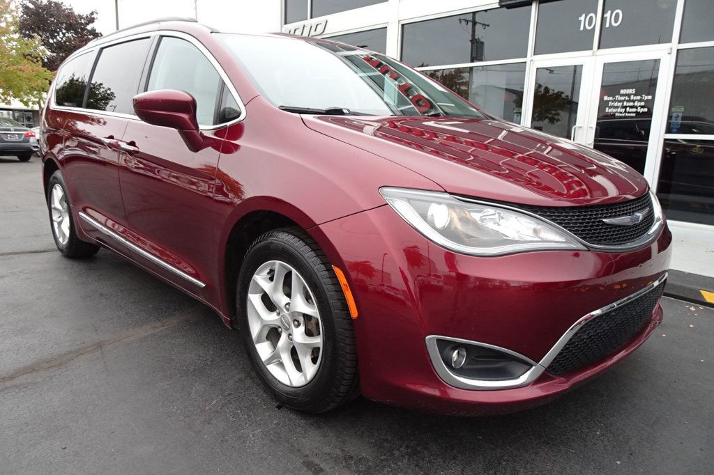 2017 Chrysler Pacifica Touring L photo 2