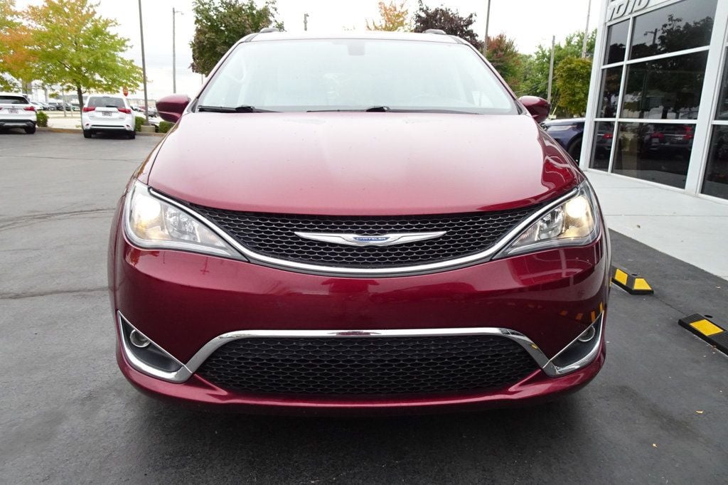 2017 Chrysler Pacifica Touring L photo 3