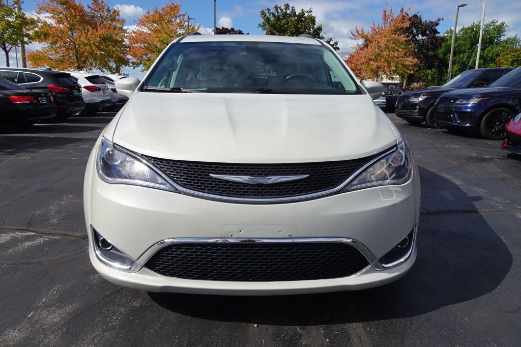 2017 Chrysler Pacifica Touring L photo 3