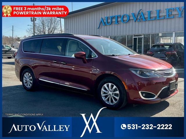 2017 Chrysler Pacifica Touring-L Minivan 4D - 22988966 - 0