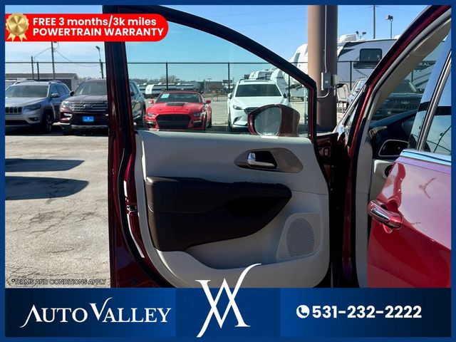 2017 Chrysler Pacifica Touring-L Minivan 4D - 22988966 - 11