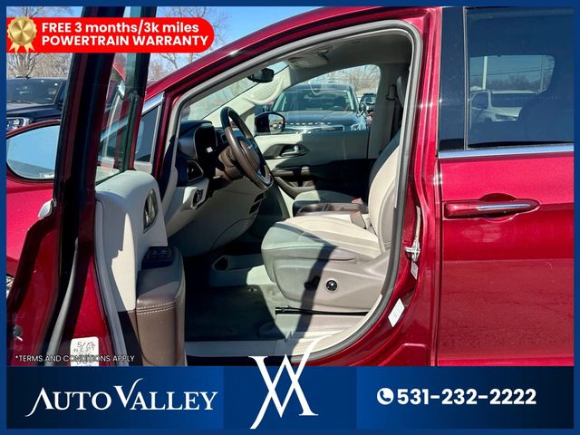 2017 Chrysler Pacifica Touring-L Minivan 4D - 22988966 - 12