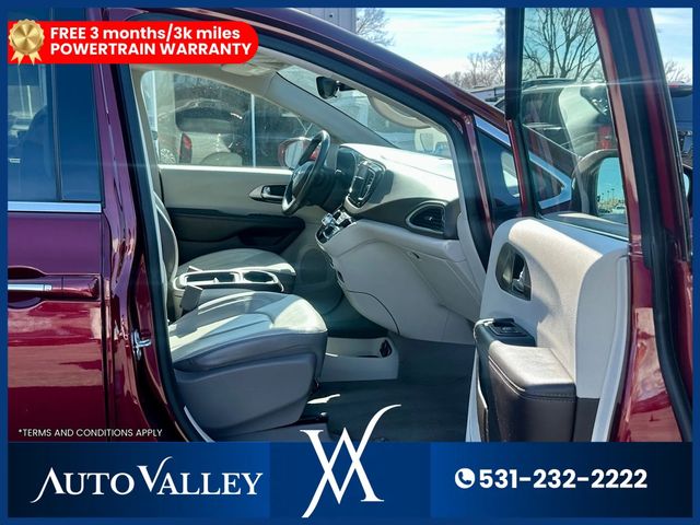 2017 Chrysler Pacifica Touring-L Minivan 4D - 22988966 - 16