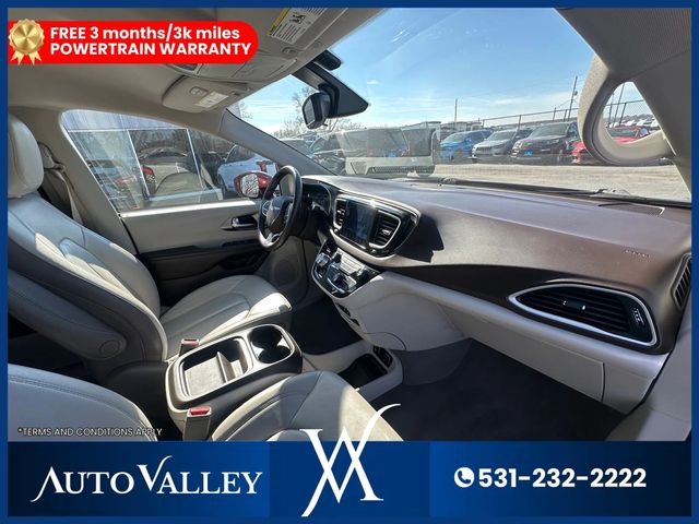 2017 Chrysler Pacifica Touring-L Minivan 4D - 22988966 - 18