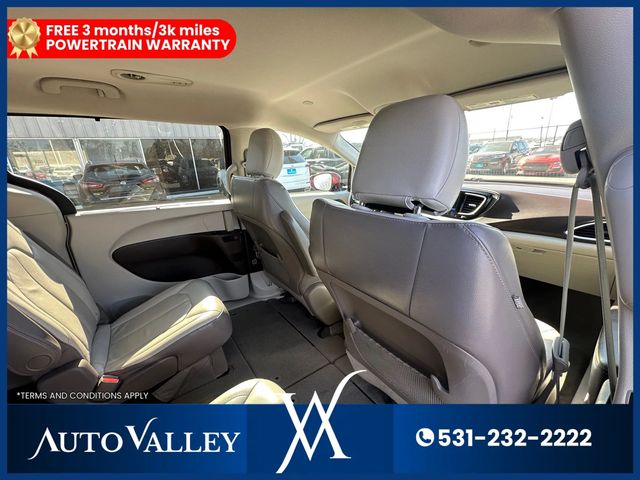 2017 Chrysler Pacifica Touring-L Minivan 4D - 22988966 - 22
