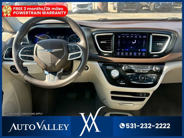 2017 Chrysler Pacifica Touring-L Minivan 4D - 22988966 - 24