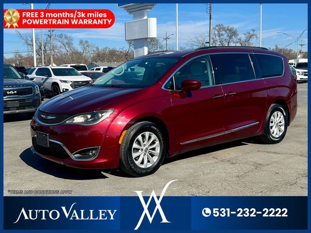 2017 Chrysler Pacifica Touring-L Minivan 4D - 22988966 - 2