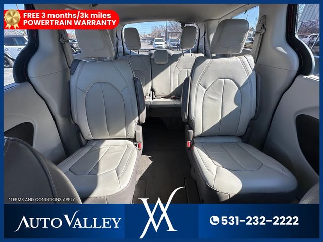 2017 Chrysler Pacifica Touring-L Minivan 4D - 22988966 - 30
