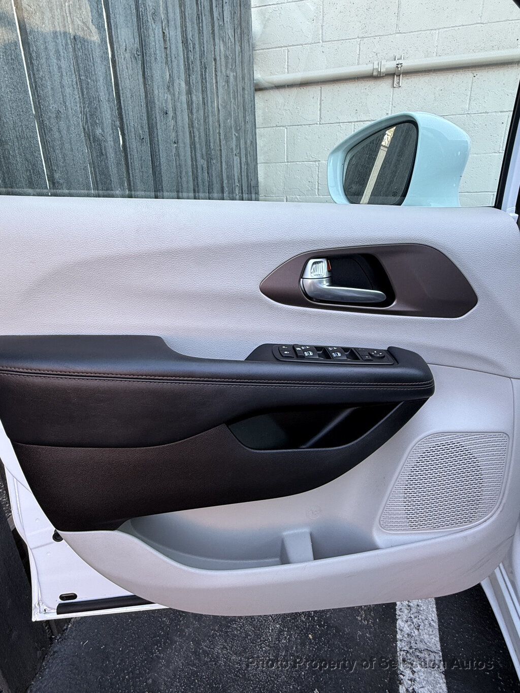 Chrysler Pacifica photo 11