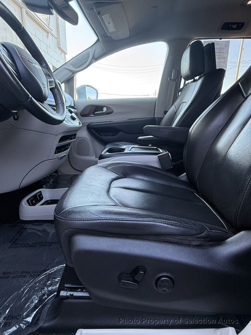 Chrysler Pacifica photo 14