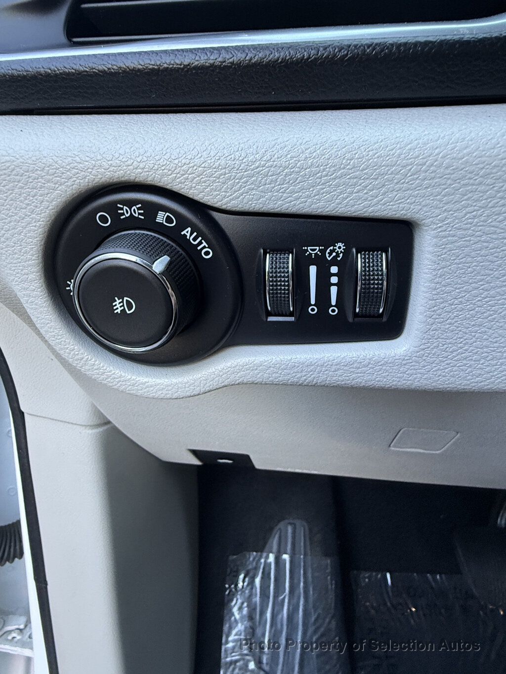 Chrysler Pacifica photo 16