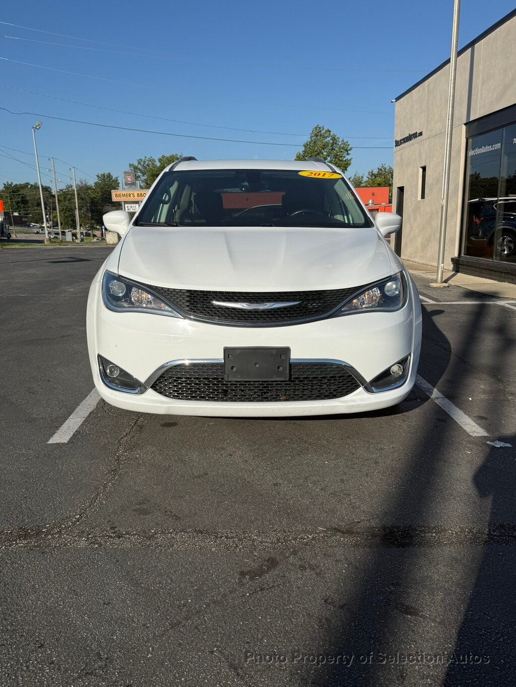 Chrysler Pacifica photo 2