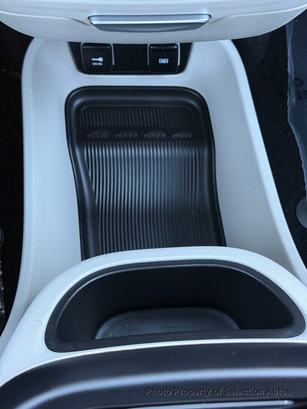 Chrysler Pacifica photo 25