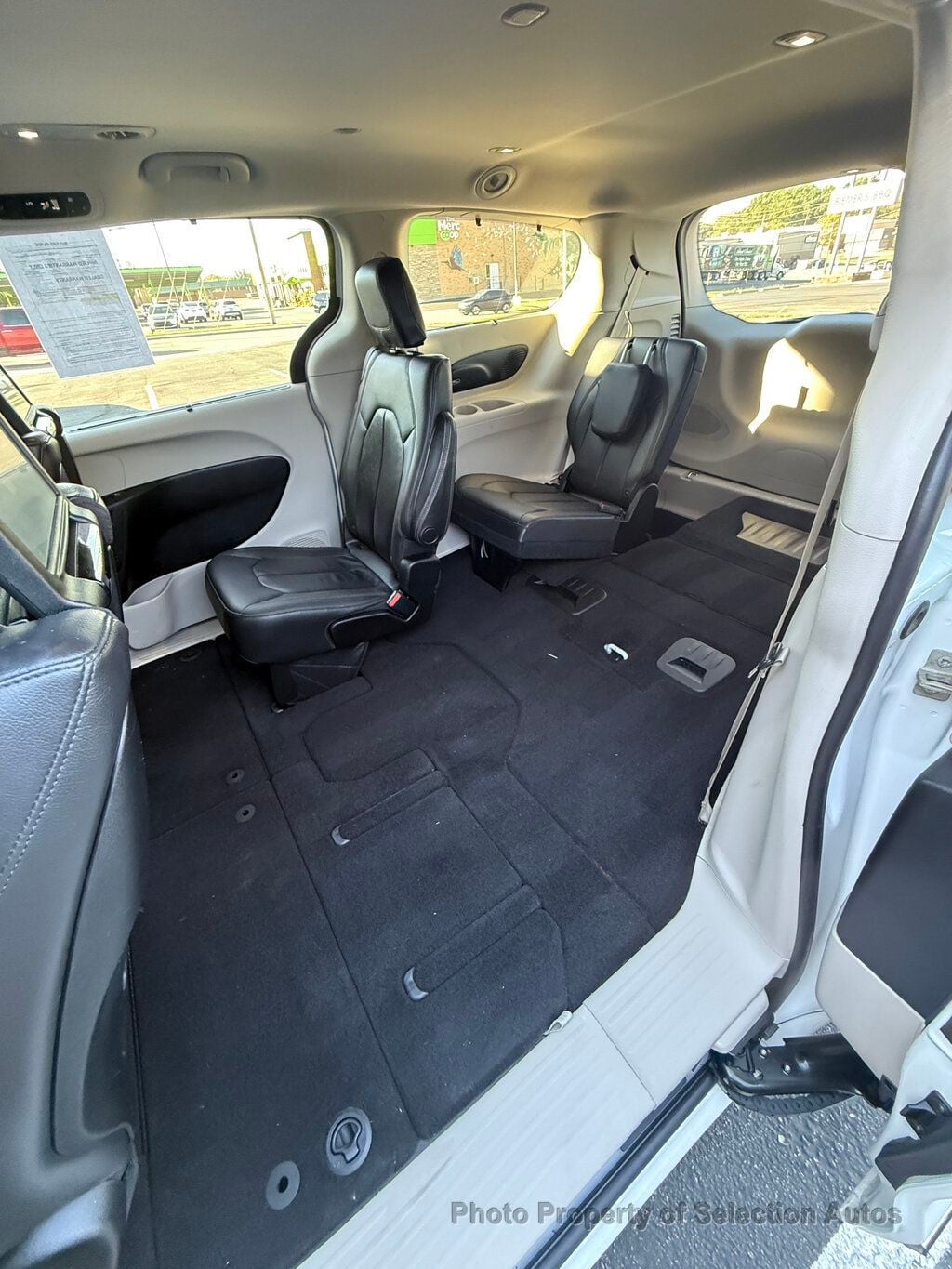 Chrysler Pacifica photo 32