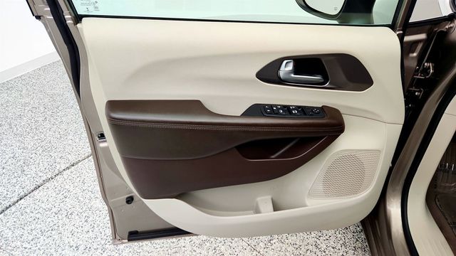 2017 Chrysler Pacifica Touring Plus w/ SafetyTec Group, Tire & Wheel Group & Rear Entmt - 22971695 - 9