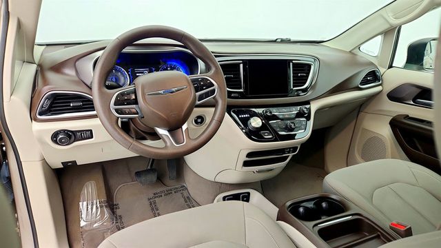 2017 Chrysler Pacifica Touring Plus w/ SafetyTec Group, Tire & Wheel Group & Rear Entmt - 22971695 - 11