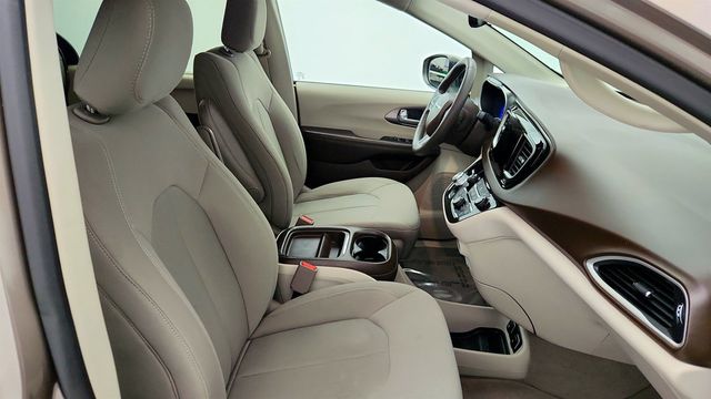 2017 Chrysler Pacifica Touring Plus w/ SafetyTec Group, Tire & Wheel Group & Rear Entmt - 22971695 - 25