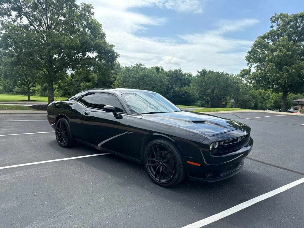 2017 Dodge Challenger SXT photo 3