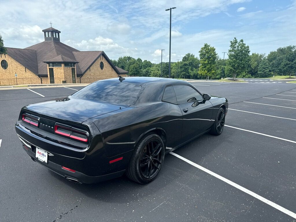 2017 Dodge Challenger SXT photo 4