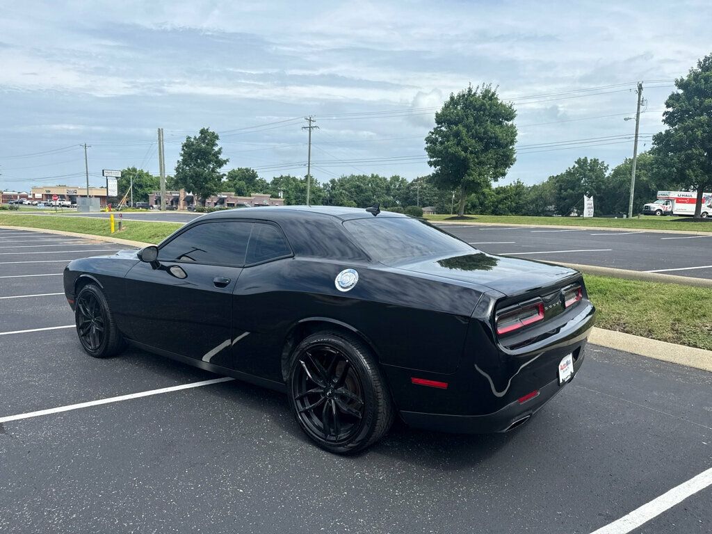 2017 Dodge Challenger SXT photo 6
