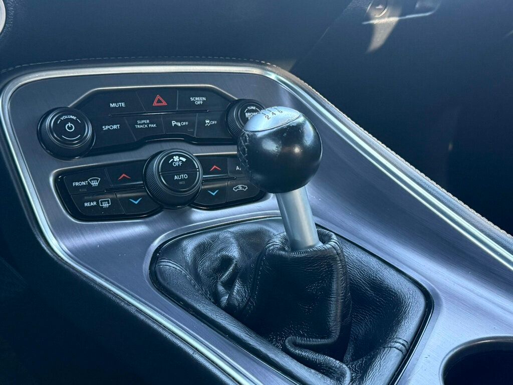 2017 Dodge Challenger R/T Shaker Coupe - 22982070 - 4