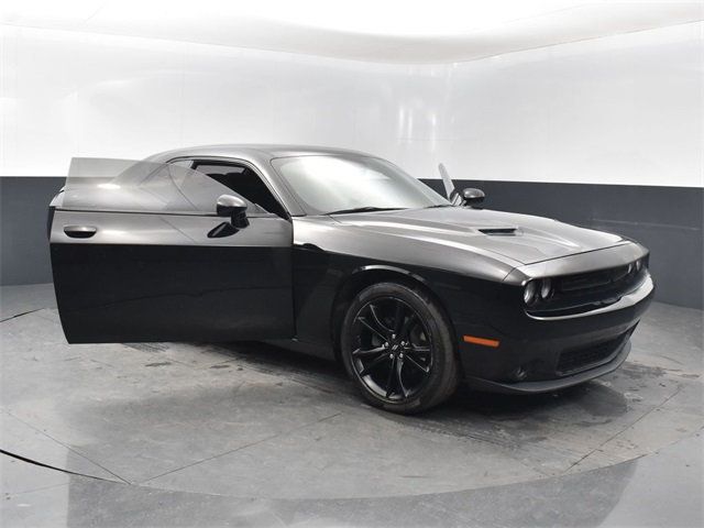 2017 Dodge Challenger SXT - 22954691 - 26