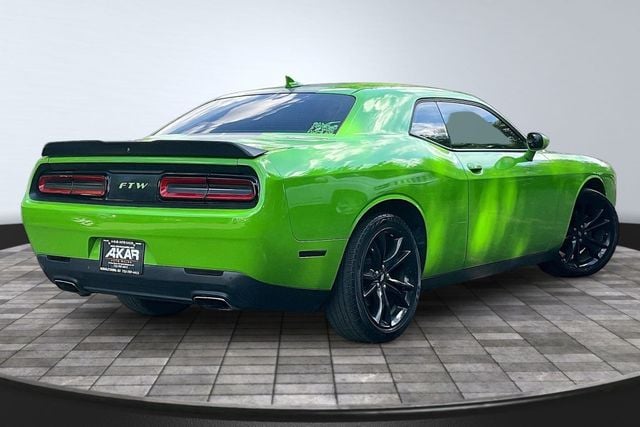 2017 Dodge Challenger SXT Plus's photo