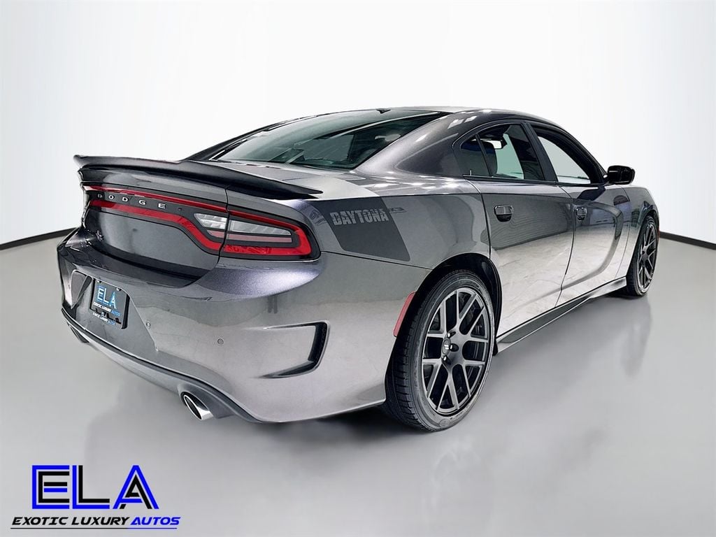 2017 Dodge Charger R/T photo 8