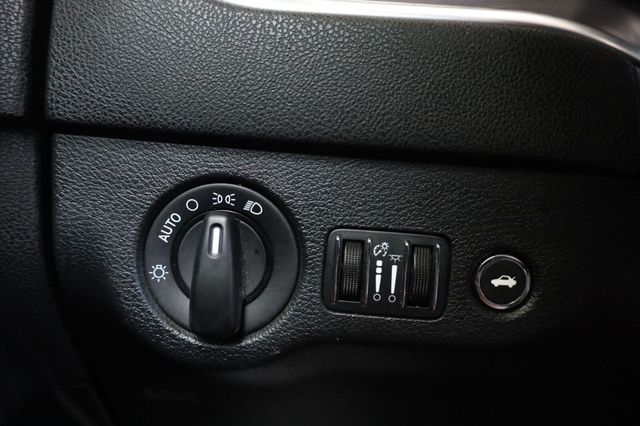 2017 Dodge Charger SE - 23052445 - 25