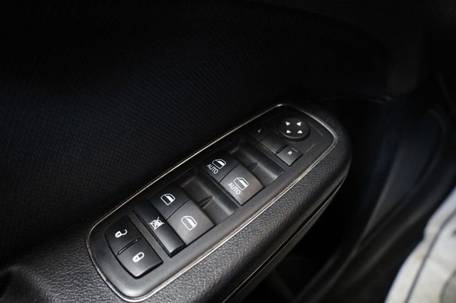 2017 Dodge Charger SE - 23052445 - 27