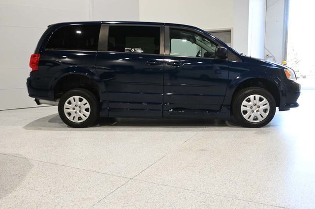 2017 Dodge Grand Caravan SE Mobility Handicap Van - 23003838 - 4