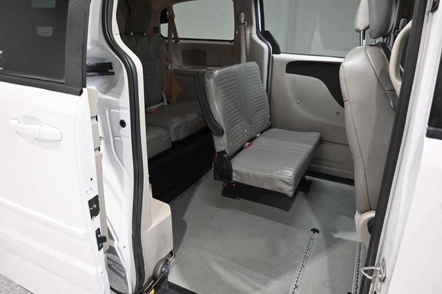 2017 Dodge Grand Caravan SE Mobility Handicap Van - 23030869 - 17