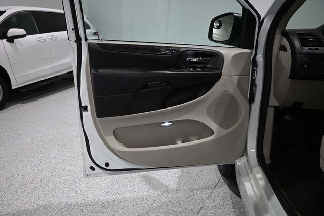 2017 Dodge Grand Caravan SE Mobility Handicap Van - 23030869 - 28