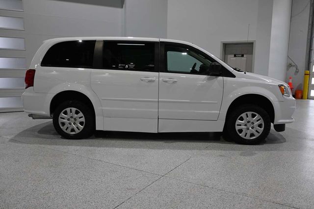2017 Dodge Grand Caravan SE Mobility Handicap Van - 23030869 - 4