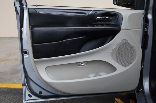2017 Dodge Grand Caravan SXT - 23025215 - 11