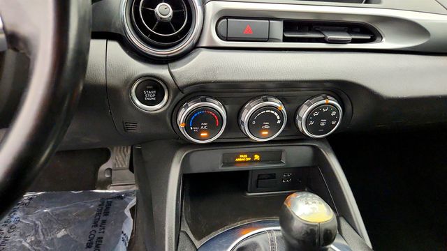 2017 FIAT 124 Spider Classica Convertible w/ Technology Pkg - 23079554 - 17