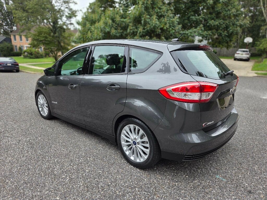 2017 Ford C-Max SE Hybrid photo 2