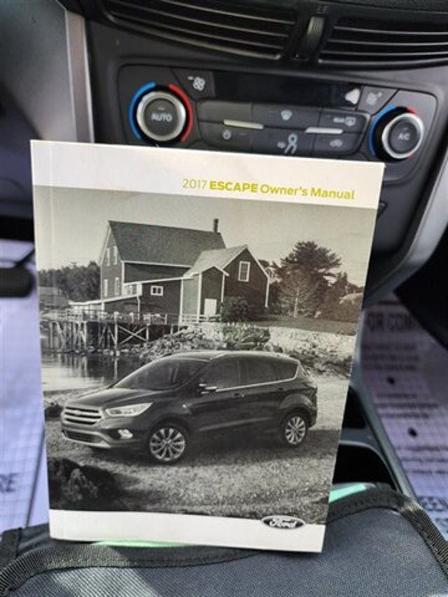 2017 Ford Escape SE 4WD - 22375857 - 23