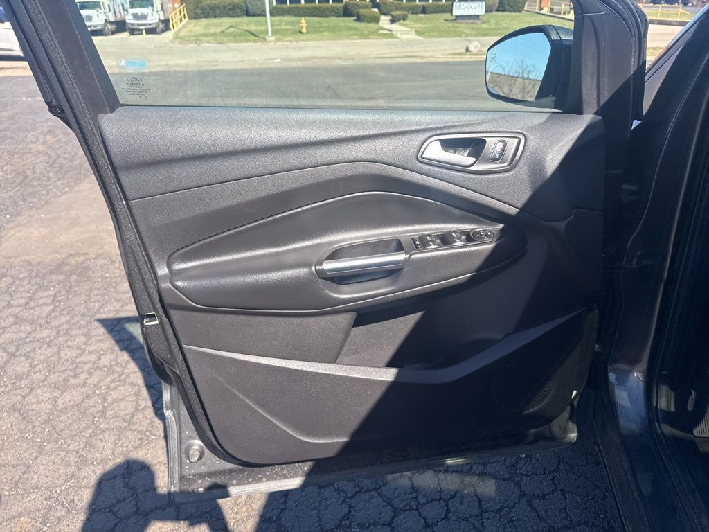 2017 Ford Escape SE FWD - 23002440 - 21